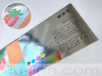 銀箔卡表面具銀色金屬光澤與高反光質感，視覺搶眼高級，適合名片、包裝與精品印刷設計